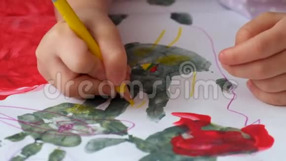 孩子的手画把手视频的预览图