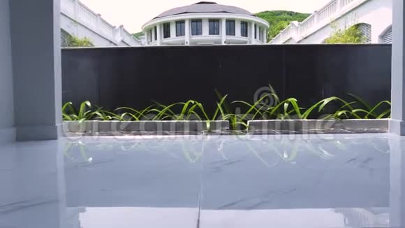 建筑豪华白色豪宅有装饰池塘和绿色花园屋顶白色房子绿色的花园池塘视频的预览图