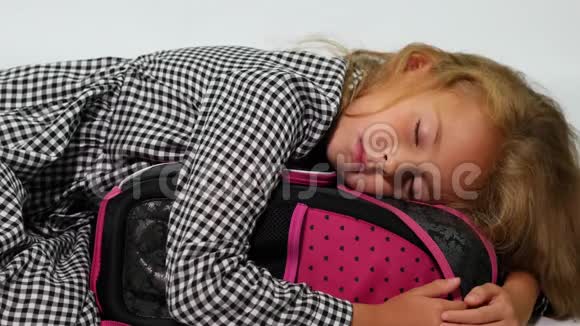 一个学生抱着书包睡觉视频的预览图