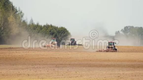 拖拉机在田间劳作耕种土地鸟儿在拖拉机后面的尘土中飞翔视频的预览图