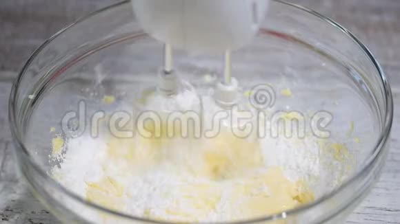 用糖粉打黄油用搅拌机制作自制蛋糕的奶油视频的预览图