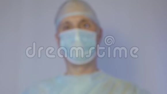 医生出示黑色药丸手术后必须给病人服用视频的预览图