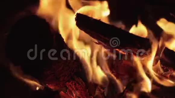 在炉子和壁炉里缓慢地燃烧着火焰拍摄特写镜头烧柴火和书报上的纸视频的预览图