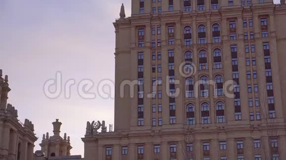 斯大林摩天大楼的框架从下到上星星在顶部美丽的建筑视频的预览图