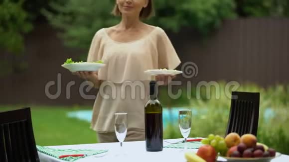 完美的家庭主妇摆满健康的食物准备庆祝视频的预览图