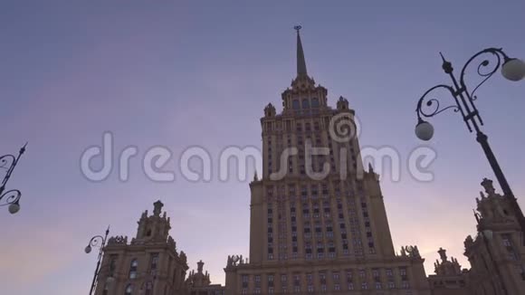 斯大林摩天大楼莫斯科美丽的老建筑平稳的建筑方法视频的预览图