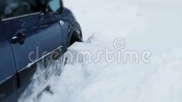 车卡在雪地里雪元素视频的预览图
