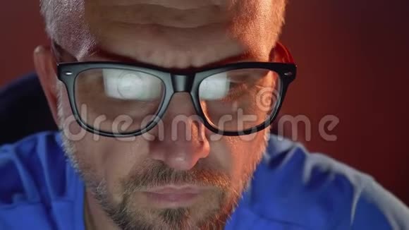 一个人看着眼前的笔记本电脑屏幕他的眼镜里还有雪茄视频的预览图