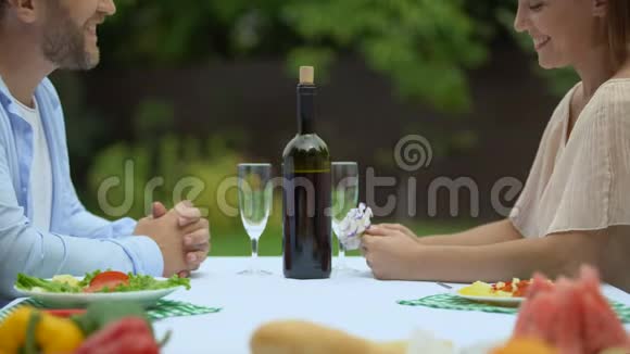 两人在乡间小屋一起吃饭彼此调情浪漫视频的预览图