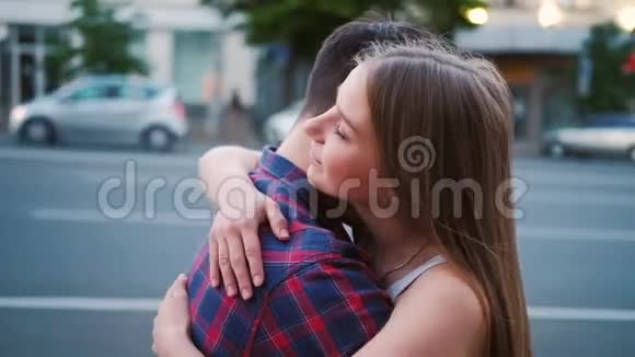 思念深情真挚的情侣拥抱街视频的预览图