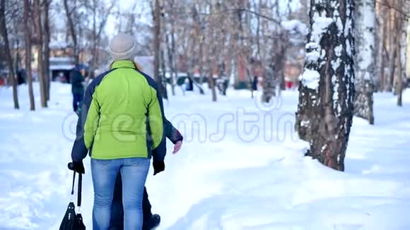 母子走在冬林里视频的预览图