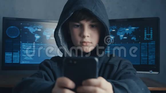 年轻的蒙面黑客小子用智能手机劫持天才少年神奇黑客系统在网络空间视频的预览图