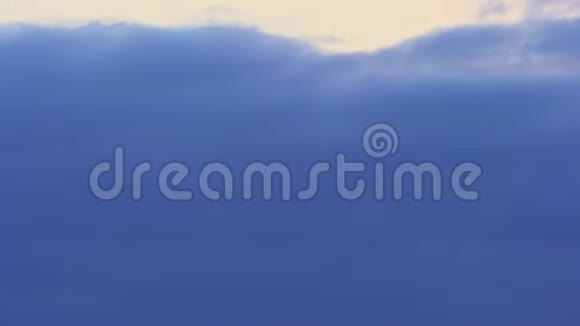 傍晚的天空深蓝色的蓬松的云彩迅速冲了过去时间间隔4K视频的预览图