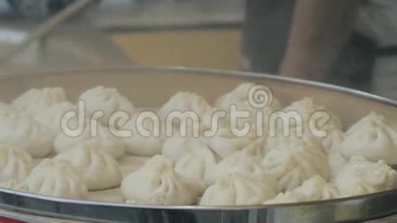 传统的蒸中国饺子一边做饭视频的预览图
