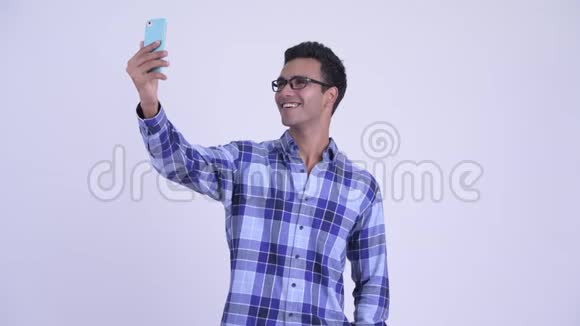 快乐年轻的印度帅哥自拍视频的预览图