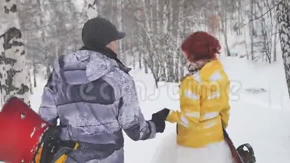 婚礼滑雪板夫妇刚刚在快乐妇女节结婚视频的预览图