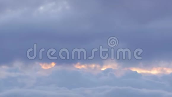 蓬松的白云横穿蓝天背景超高清时间推移视频的预览图
