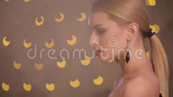 女人在镜头上做空气吻慢动作黄色背景视频的预览图