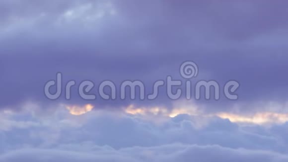 蓬松的蓝云穿过蓝天背景超高清时间推移视频的预览图