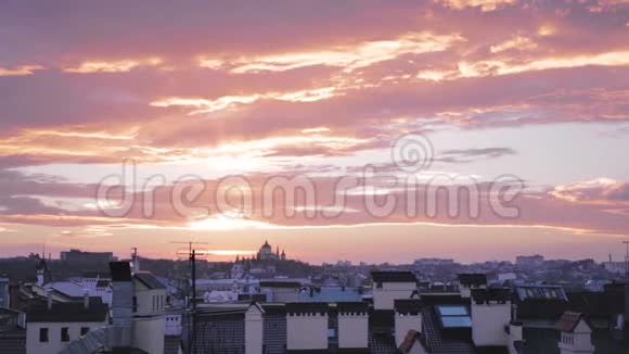 在利沃夫老城的屋顶上令人惊叹的五颜六色的日落美丽多云的日落天空和城市景观视频的预览图
