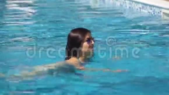 女孩游泳池视频的预览图