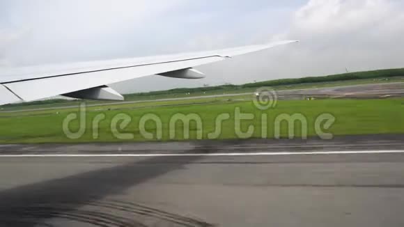 飞机在跑道上的机翼飞机穿过机场视频的预览图