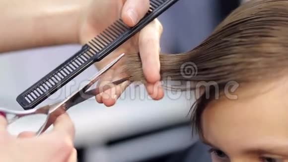 理发师正在给男孩剪头发特写视频的预览图