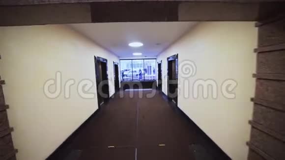 从头摄像头到电梯男人沿着空走廊走视频的预览图