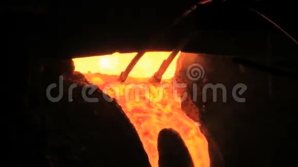 熔融金属从高炉开始浇注冶金业视频的预览图