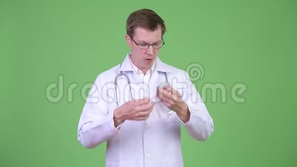 打喷嚏和咳嗽时得流感的男医生视频的预览图
