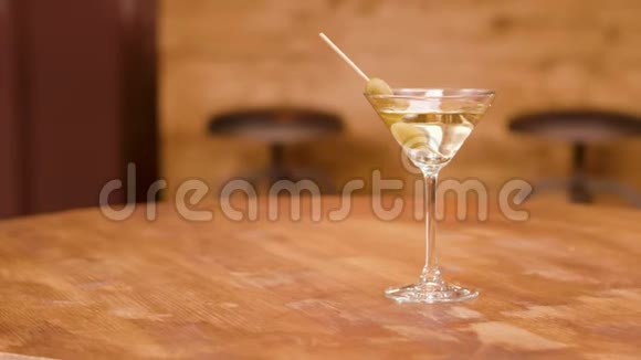 空木桌上的马提尼酒杯的视差镜头视频的预览图