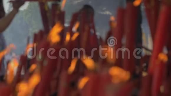 中国苏州2018年10月10日佛教寺庙燃烧蜡烛的特写视频的预览图