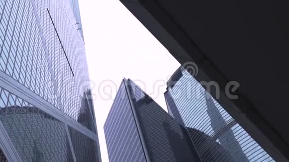 港城玻璃立面商业楼底视图办公楼和摩天大楼的立面和玻璃窗视频的预览图