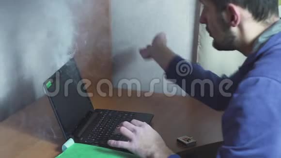 办公室工作时笔记本电脑坏了抽烟视频的预览图