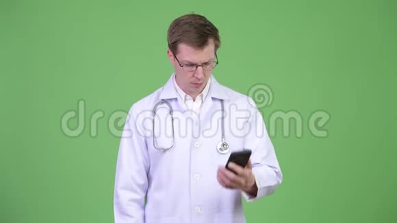 快乐的医生用手机看起来很兴奋视频的预览图