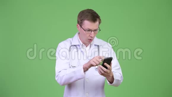 惊喜男医生一边看着一边用手机视频的预览图