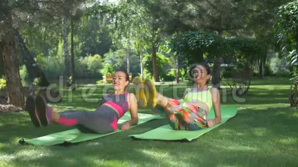 运动适合女性在大自然中做腹肌练习视频的预览图