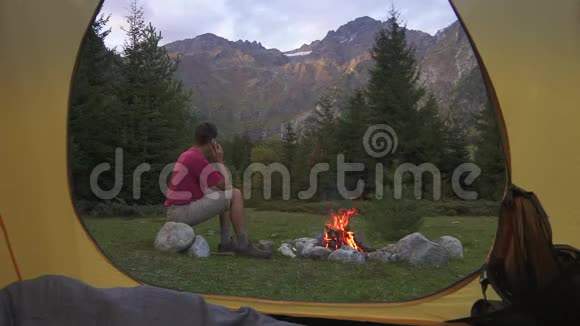 人在露营篝火和帐篷户外慢动作视频的预览图