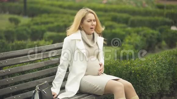 预期女性感觉剧烈腹痛坐公园流产风险视频的预览图