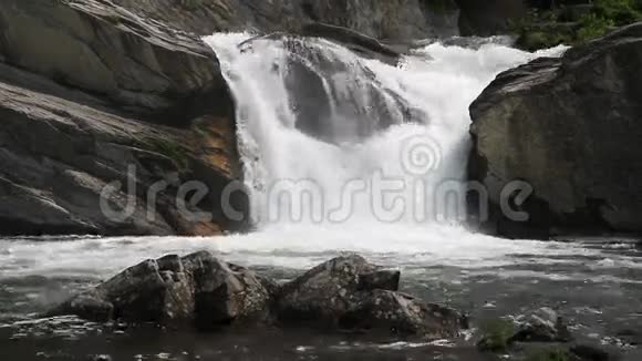 山上的瀑布视频的预览图