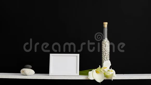 现代客房装饰与相框模型用装饰蜡烛玻璃和岩石搭在黑色墙壁上蜡烛燃烧视频的预览图