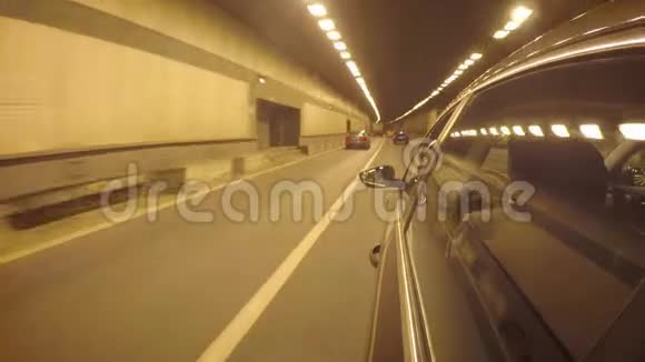汽车在拥挤的交通中穿过隧道车身侧视图视频的预览图