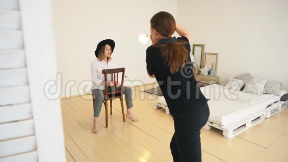 黑衣女摄影师特写黑帽白衫时尚女青年视频的预览图