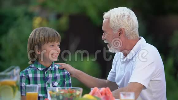 祖父与孙子交谈家庭关系温馨代桥视频的预览图