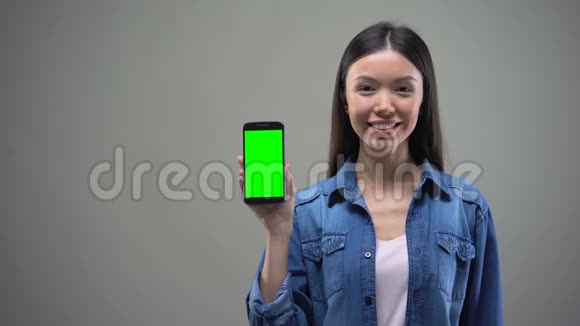 持有智能手机和美元的亚洲年轻女性IT应用开发视频的预览图