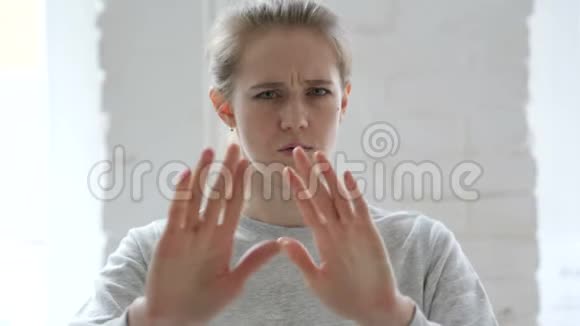 拒绝拒绝年轻女子的手势视频的预览图