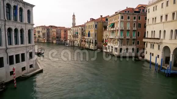 威尼斯大运河有贡多拉和船经过视频的预览图
