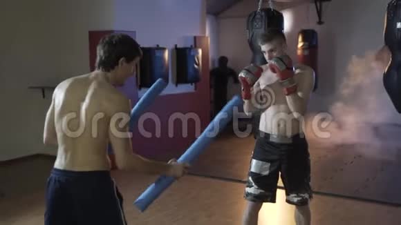 侧视特写拳手训练运动拳击力量拳击梨和手套拳击视频的预览图