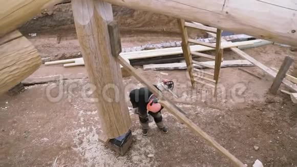 乡村地区木匠建造新的木制生态房屋或小屋的俯视图剪辑男性工人视频的预览图