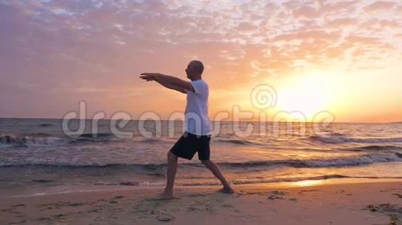 男子练武术太极拳海边和傍晚日落景观视频的预览图